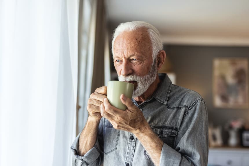 Persona mayor desayunando